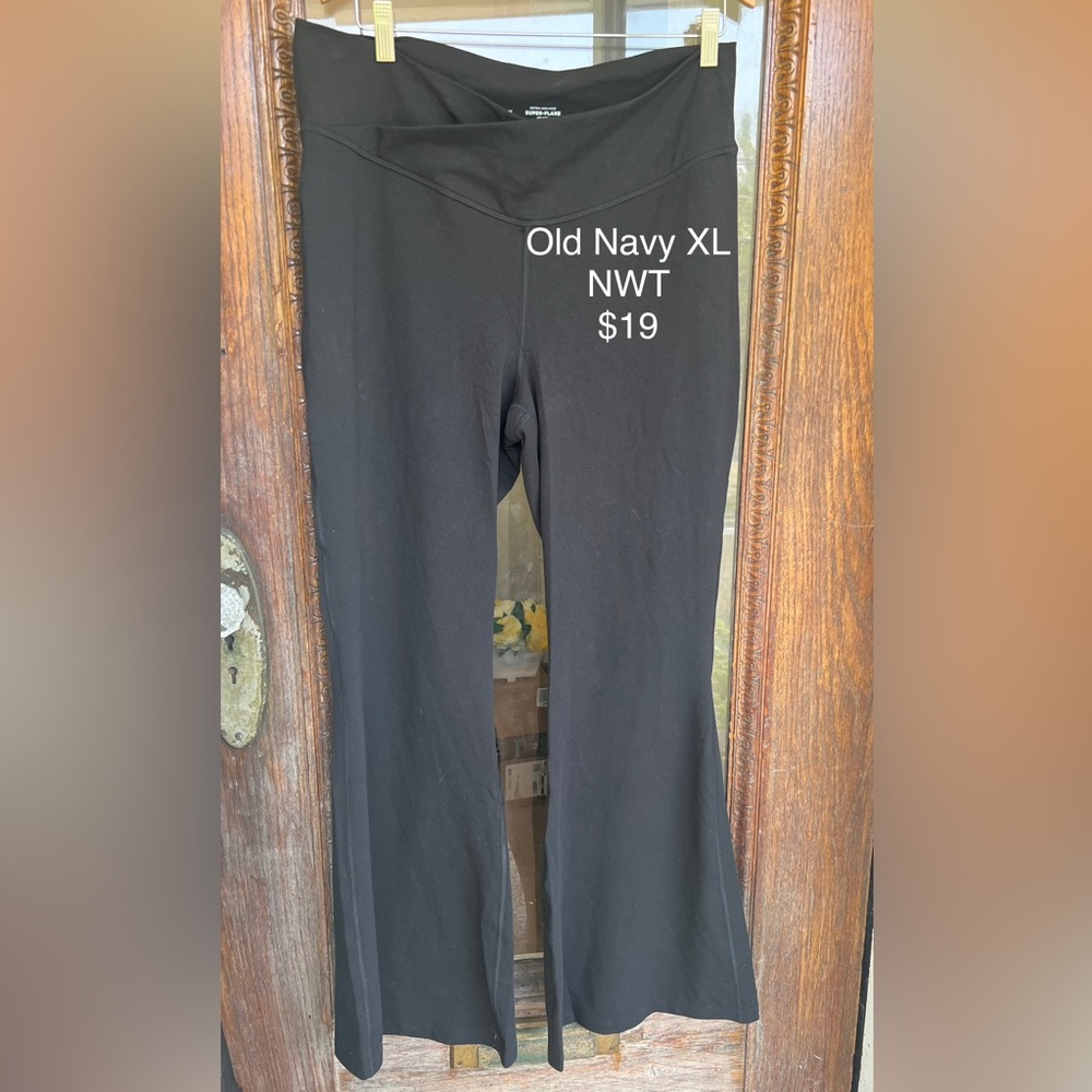 So cute, and super stylish. Flared black leggings